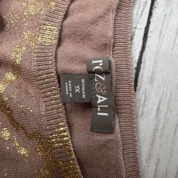 Roz & Ali round neck top 3/4 sleeves beige and gold 1X - Picture 6 of 7
